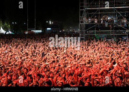 MADRID - Sep 12: la folla in un concerto a Dcode Festival il 12 settembre 2015 a Madrid, Spagna. Foto Stock