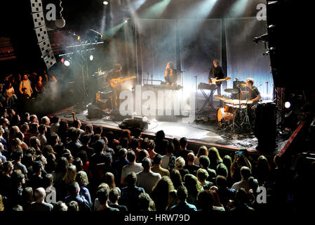 Barcellona - NOV 20: Beach House (dream pop band da Baltimora) in concerto presso lo stadio di Apolo il 20 novembre 2015 a Barcellona, Spagna. Foto Stock