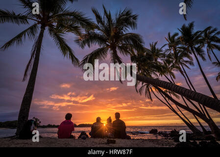 Tramonto e palme di cocco in spiaggia Makalawena, Kekaha Kai State Park, Kona-Kohala Costa, Big Island delle Hawaii. Foto Stock