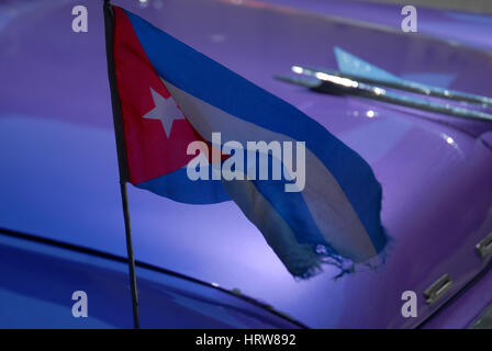 Cofano di viola auto d'epoca con bandiera cubana, Parque Central, l'Avana, Cuba. Foto Stock