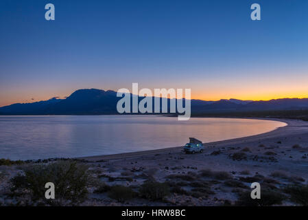 Volkswagon Westfalia si accamparono a La Gringa beach, Bahia de los Angeles, Baja California, Messico. Foto Stock