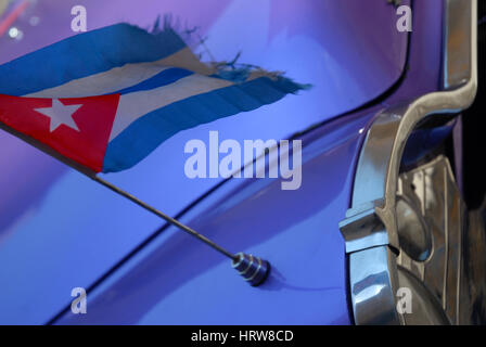 Cofano di viola auto d'epoca con bandiera cubana, Parque Central, l'Avana, Cuba. Foto Stock