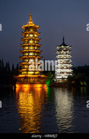 Due torri nella città di Guilin, Cina al blue ora Foto Stock