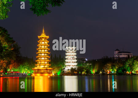 Due torri in Guilin Cina di notte lunga esposizione Foto Stock