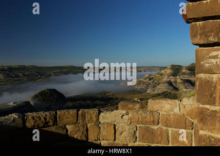 Piccolo Fiume Missouri coperta di nebbia dal Fiume si affacciano, Parco nazionale Theodore Roosevelt, ND, STATI UNITI D'AMERICA Foto Stock