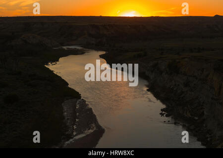 Tramonto al Wind Canyon Trail, piccolo fiume Missouri, Parco nazionale Theodore Roosevelt, ND, STATI UNITI D'AMERICA Foto Stock