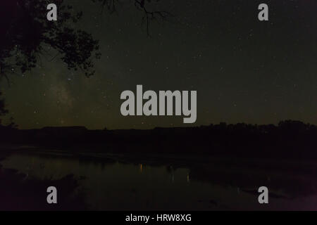 Notte cielo sopra il piccolo fiume Missouri, Parco nazionale Theodore Roosevelt, ND, STATI UNITI D'AMERICA Foto Stock