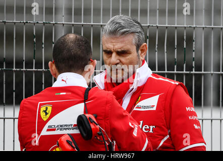 Circuito de Catalunya, Montmelo vicino a Barcellona, Spagna, 27.2.-2.3.2017, Formula uno giorni di prova ---Maurizio Arrivabene (ITA), team principal della scuderia Ferrari con meccanico Foto Stock