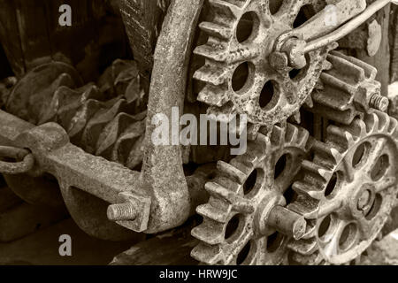 Il vecchio meccanismo industriale. metallo arrugginito gli ingranaggi e ruote dentate. Foto Stock