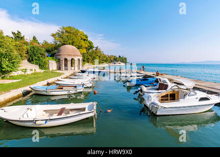 ZADAR, Croazia - 14 settembre: porto con barche e pier in background dove le persone sono venuti a rlelax e nuotare in una calda giornata di sole a settembre Foto Stock