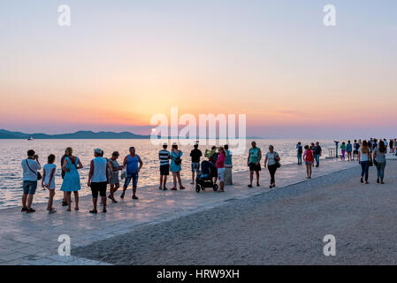 ZADAR, Croazia - 15 settembre: si tratta di un punto di vista popolare per i turisti a venire e vedere il tramonto e un famoso luogo vicino alla città vecchia in Settembre Foto Stock