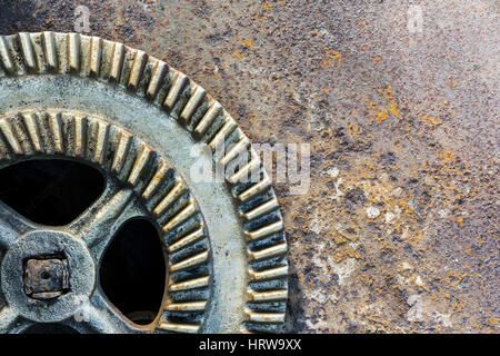 Grande vecchio ingranaggio industriale ruota contro metallo arrugginito sfondo Foto Stock