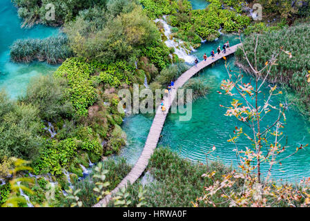 Laghi di Plitvice, Croazia - 15 settembre: veduta aerea di laghi di Plitvice un mondo famose attrazioni del patrimonio con la gente camminare lungo un ponte su settembre 15th, 2 Foto Stock