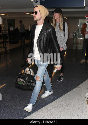 Kings of Leon fratelli Caleb Followill e Jared Followill arriva a Los Angeles International (LAX) aeroporto con: Jared Followill, Martha Patterson dove: Los Angeles, California, Stati Uniti quando: 31 Gen 2017 Foto Stock