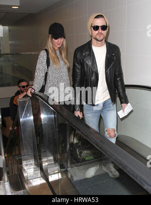 Kings of Leon fratelli Caleb Followill e Jared Followill arriva a Los Angeles International (LAX) aeroporto con: Jared Followill, Martha Patterson dove: Los Angeles, California, Stati Uniti quando: 31 Gen 2017 Foto Stock