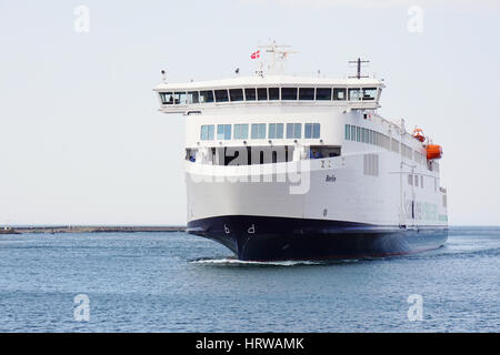 Rostock, Germania - 30 Maggio 2016: Il nuovo di zecca Scandlines ibrido nave traghetto Berlino arrivando a Rostock Warnemunde da Gedser in Danimarca. Foto Stock