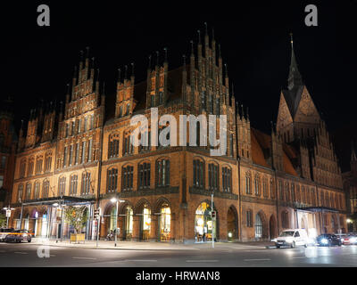 Hannover, Germania - 9 Settembre 2016: Vecchio Municipio e Chiesa di mercato illuminata di notte. Foto Stock