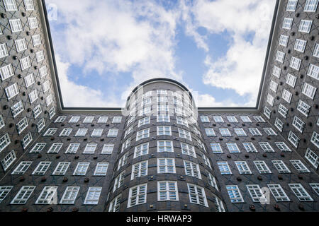 Amburgo, Germania - 12 Marzo 2016: l'edificio Sprinkenhof a Kontorhausviertel district è un esempio il tedesco di mattone architettura Espressionismo Foto Stock