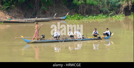 Tornando a casa dalla scuola sul fiume Mekong, Vietnam Foto Stock