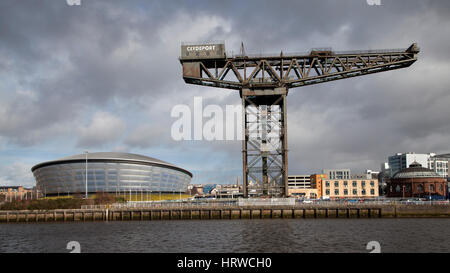 Dockside Glasgow Area, mostrando la Finnieston gru, il SSE Hydro building e alla rotonda Foto Stock