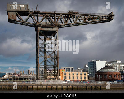 Il Finnieston gru, ora in disuso, un punto di riferimento sulla zona porto di Glasgow, Scozia Foto Stock
