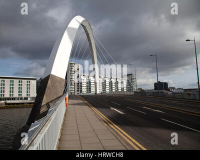 Il Clyde Arc (noto localmente come la Squinty Bridge), è una strada ponte che attraversa il fiume Clyde a Glasgow, Scozia Foto Stock