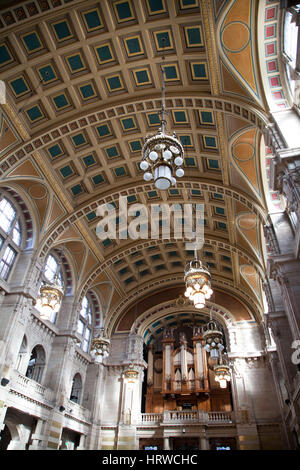 Il soffitto dell'ingresso al Kelvingrove Art Gallery and Museum a Galsgow, Scozia Foto Stock