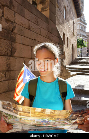 Viaggiare in Spagna. Ragazza turistica azienda mappa di viaggio nelle sue mani guardando verso l'alto. Escursionismo. Foto Stock