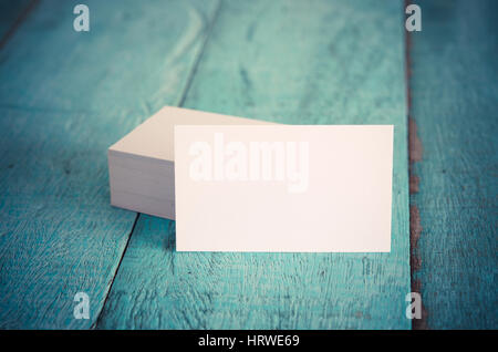 Blank business cards blu sul tavolo di legno. Filtro vintage. Foto Stock