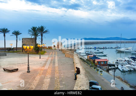 Vista della Marina e Capo Caccia dalla passeggiata lungo le mura della città di Alghero, Sassari, Sardegna, Italia Foto Stock