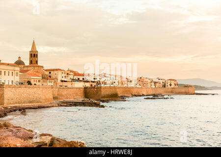 Visualizzare il bastione Marco Polo lungo la passeggiata al tramonto, Alghero, Sassari Sardegna, Italia Foto Stock