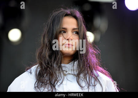 VALENCIA, Spagna - 4 APR: Javiera Mena (music artista) esegue per MBC Fest il 4 aprile 2015 a Valencia, in Spagna. Foto Stock