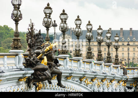 La sezione di Pont Alexandre III ornato di luci di strada di Parigi, Francia. Foto Stock
