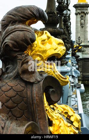 Dettaglio del Pont Alexandre III decorazione, oltre il Fiume Senna, Parigi Foto Stock