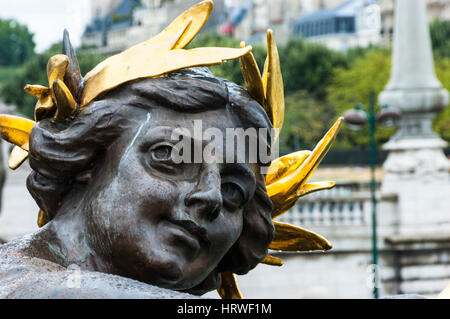 Dettaglio del Pont Alexandre III decorazione di una donna con golden allori, oltre il Fiume Senna, Parigi Foto Stock