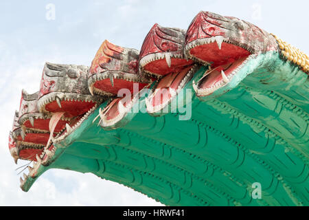 Naga statua su sfondo cielo al monastero buddista Wat Si Sou Mang , Vang Vieng, Provincia di Vientiane, Laos Foto Stock
