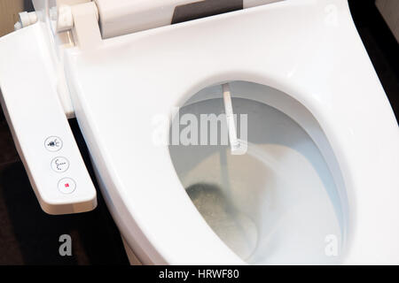 Tazza igienica con controllo elettronico bidet Foto Stock