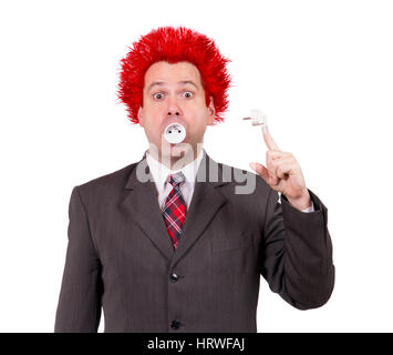 Funny Man in un vestito con una spina per presa implementato nel corpo. Imprenditore con apparecchiature elettriche isolate su sfondo bianco. Foto Stock