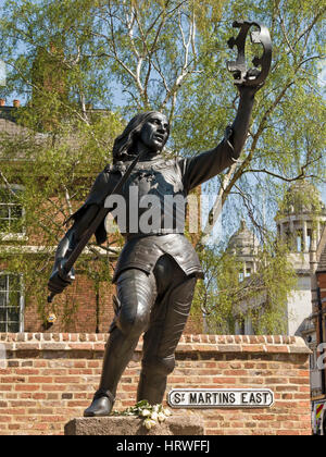 Re Richard III statua nella motivazione della cattedrale di Leicester, England, Regno Unito Foto Stock