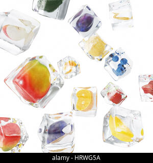Frutti congelati in un cubo di ghiaccio, ice cube in vista frontale, singolo cubo di ghiaccio isolato su sfondo bianco, rendering 3D Foto Stock