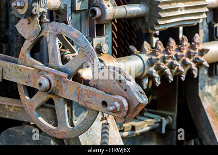 Rusty ruote dentate e ingranaggi. il vecchio meccanismo industriale di primo piano. Foto Stock