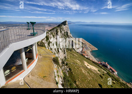 Rocca di Gibilterra al Mare Mediterraneo, punto di vista ponte di osservazione sulla sinistra Foto Stock