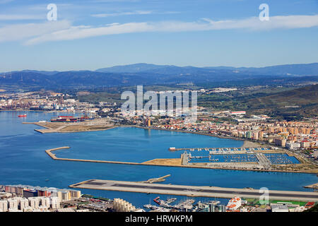 La baia di Gibilterra con pista di aeroporto, La Linea de la Concepcion città e porto in Spagna Foto Stock