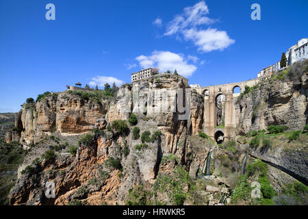 Andalusia paesaggio con alte scogliere di El Tajo Gorge, Puente Nuevo - Nuovo ponte nella città di Ronda, Spagna Foto Stock