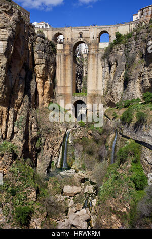 Puente Nuevo - nuovo ponte sopra El Tajo Gorge nella città di Ronda, Andalusia, Spagna Foto Stock