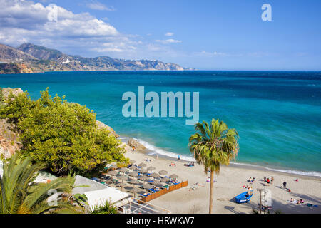 Nerja, località turistica sulla Costa del Sol in Andalusia, Spagna, spiaggia di Calahonda al Mare Mediterraneo Foto Stock