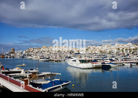 Porto turistico di Puerto Banus e panorama sulla Costa del Sol, Marbella sobborgo, Andalusia, Spagna Foto Stock