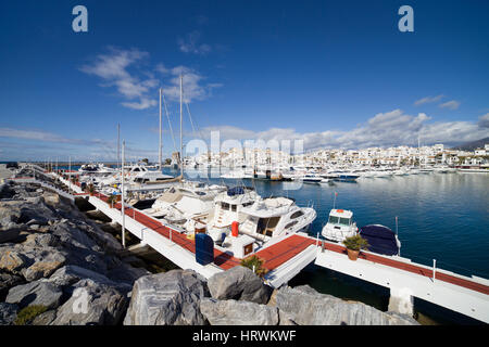 Puerto Jose Banus marina con pier skyline, yacht e barche a vela a Marbella, Costa del Sol, Andalusia, Spagna Foto Stock