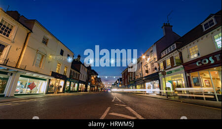 Il traffico che passa lungo la West Street a Farnham, Surrey Foto Stock