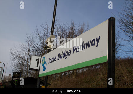 Tame Bridge Parkway Stazione ferroviaria stazione ferroviaria appena fuori Birmingham azionato da Londra Midland Station segno. Foto Stock